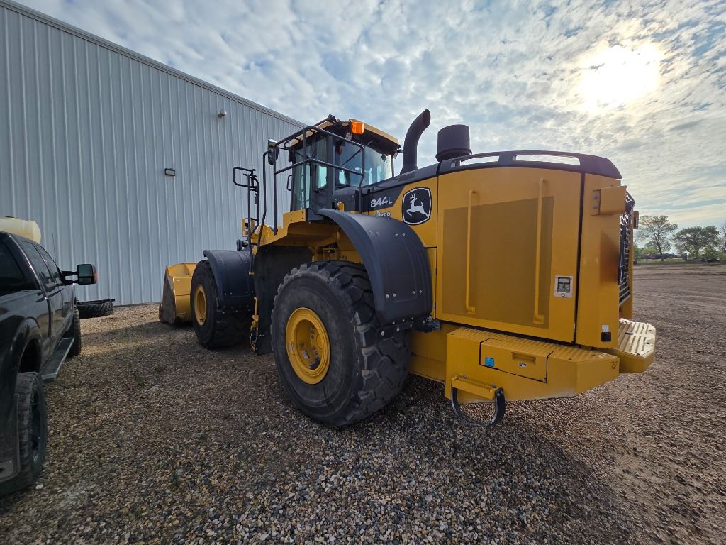 2022 John Deere 844L - Photo 4